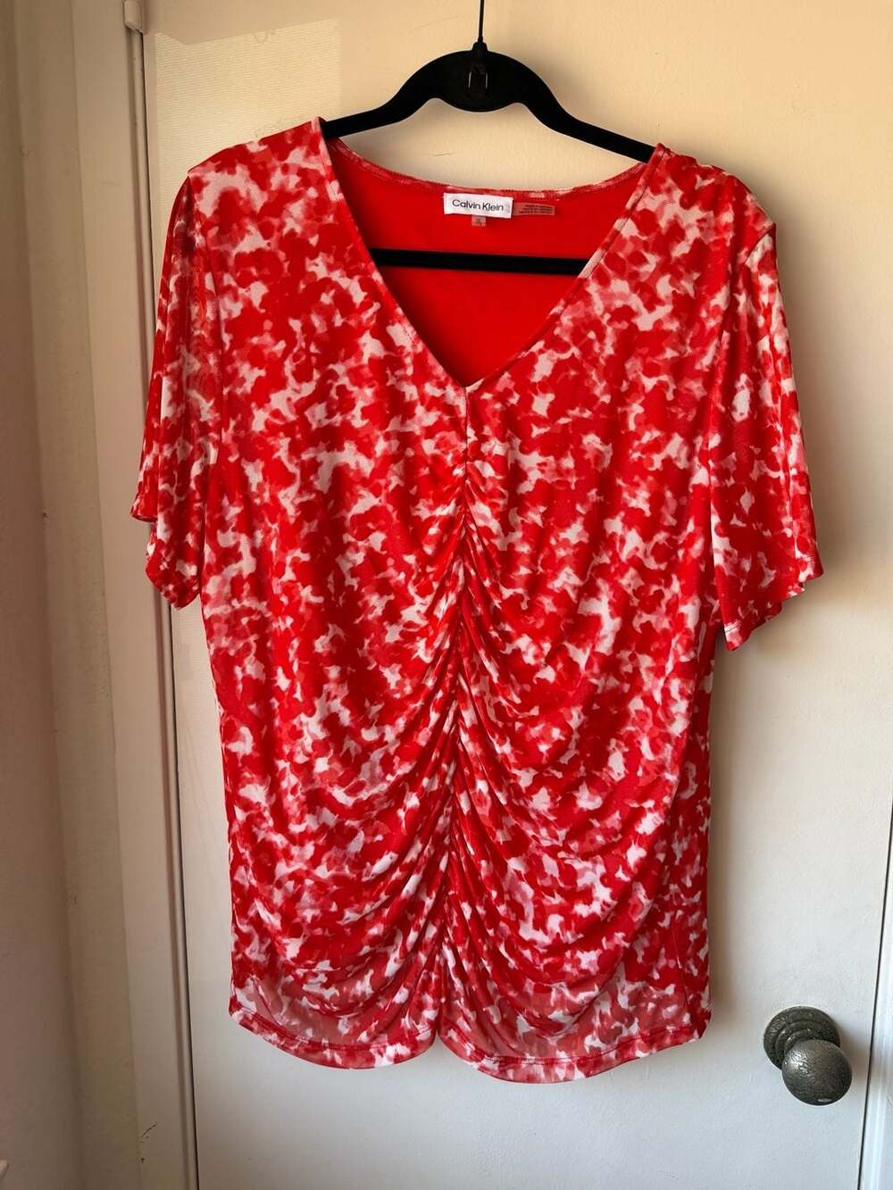 Calvin Klein Red and White Abstract Print Ruched V-Neck Short Sleeve Top Size 1X